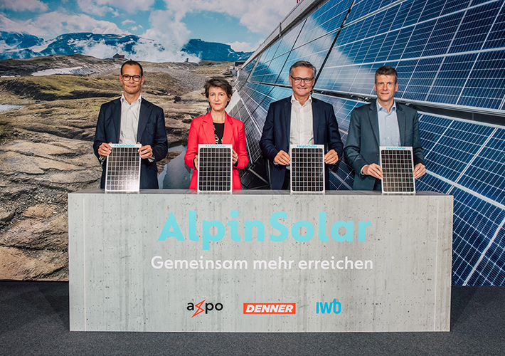 Foto La planta solar alpina más grande de Suiza comienza a producir electricidad.